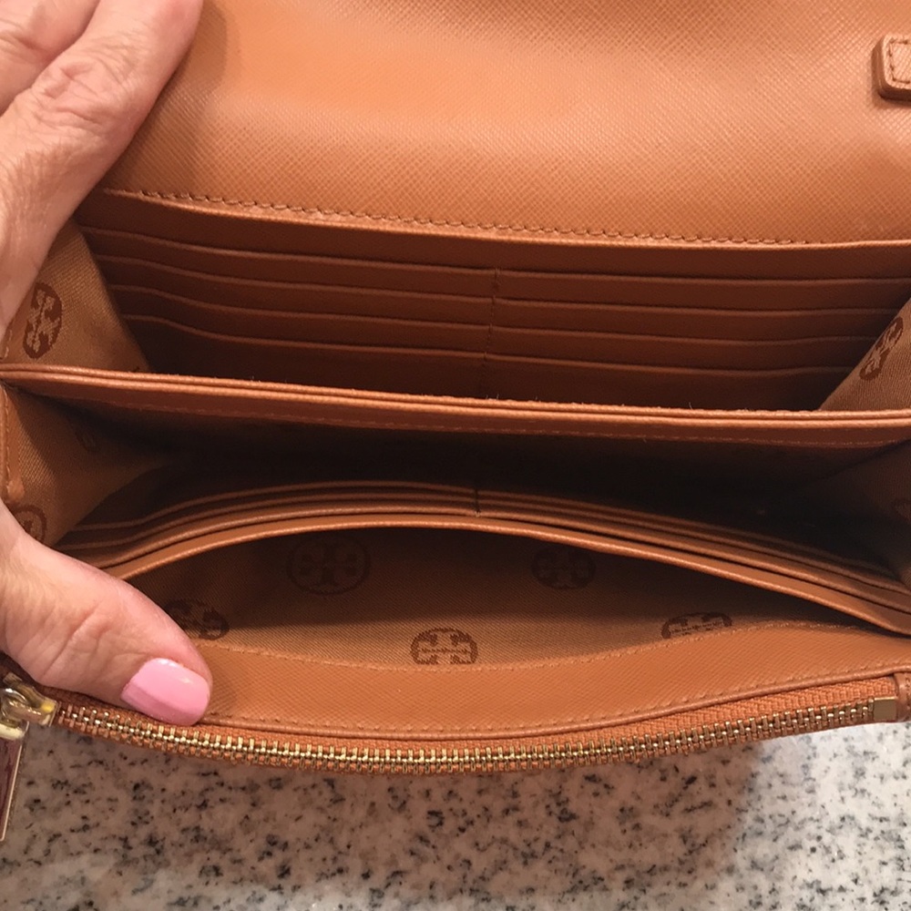 Tory Burch Chain Crossbody - Picture 7 of 16